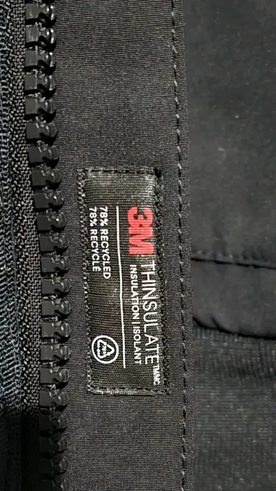 Chaqueta negra con capucha para invierno - miniatura 3