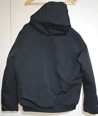 Chaqueta negra con capucha para invierno - miniatura 4