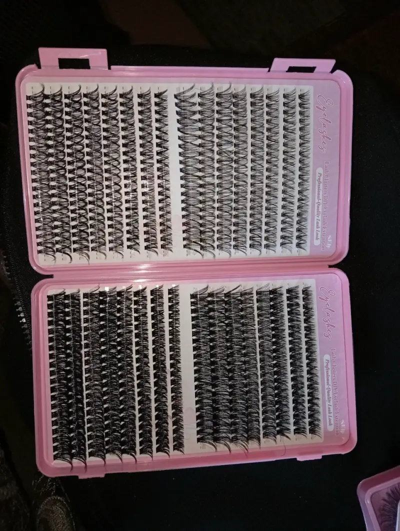 Extensiones de pestañas negras en bandeja