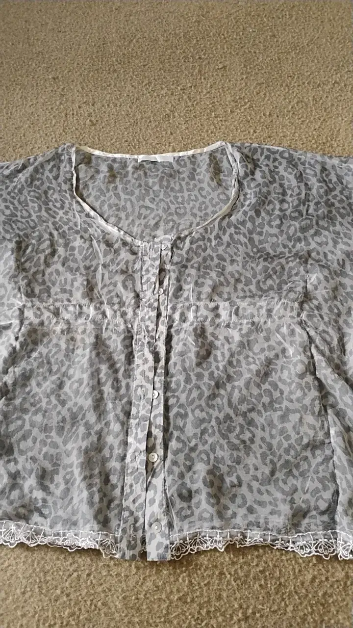 Blusa estampado animal print gris - 1