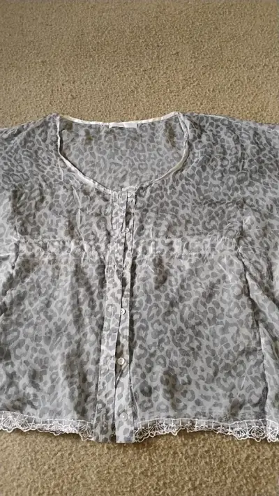 Blusa estampado animal print gris - miniatura 1