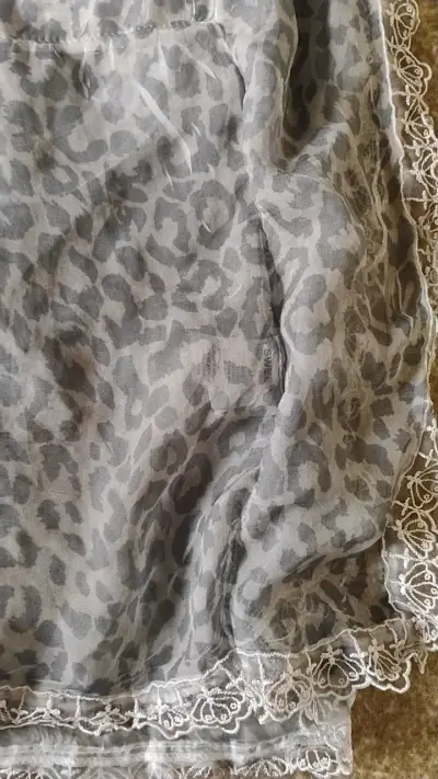 Blusa estampado animal print gris - miniatura 3