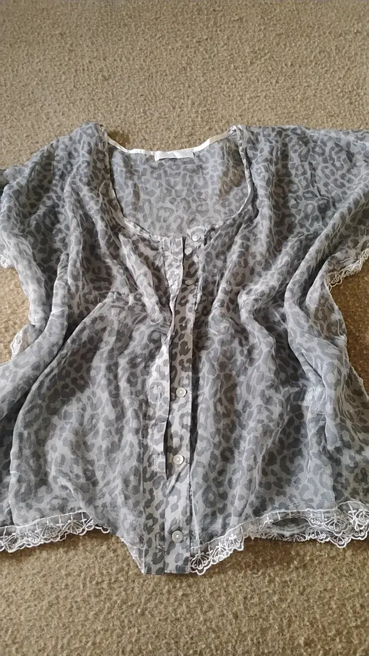 Blusa estampado animal print gris - 4