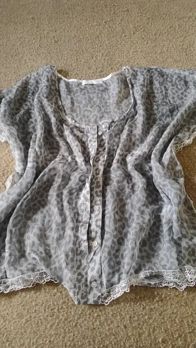 Blusa estampado animal print gris - miniatura 4