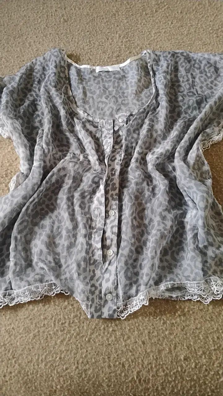 Blusa estampado animal print gris - 5