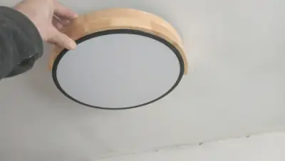 Lámpara de techo LED con marco de madera - miniatura 1