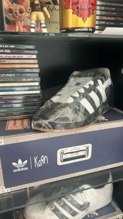 Korn x adidas consultas al Dm - miniatura 1
