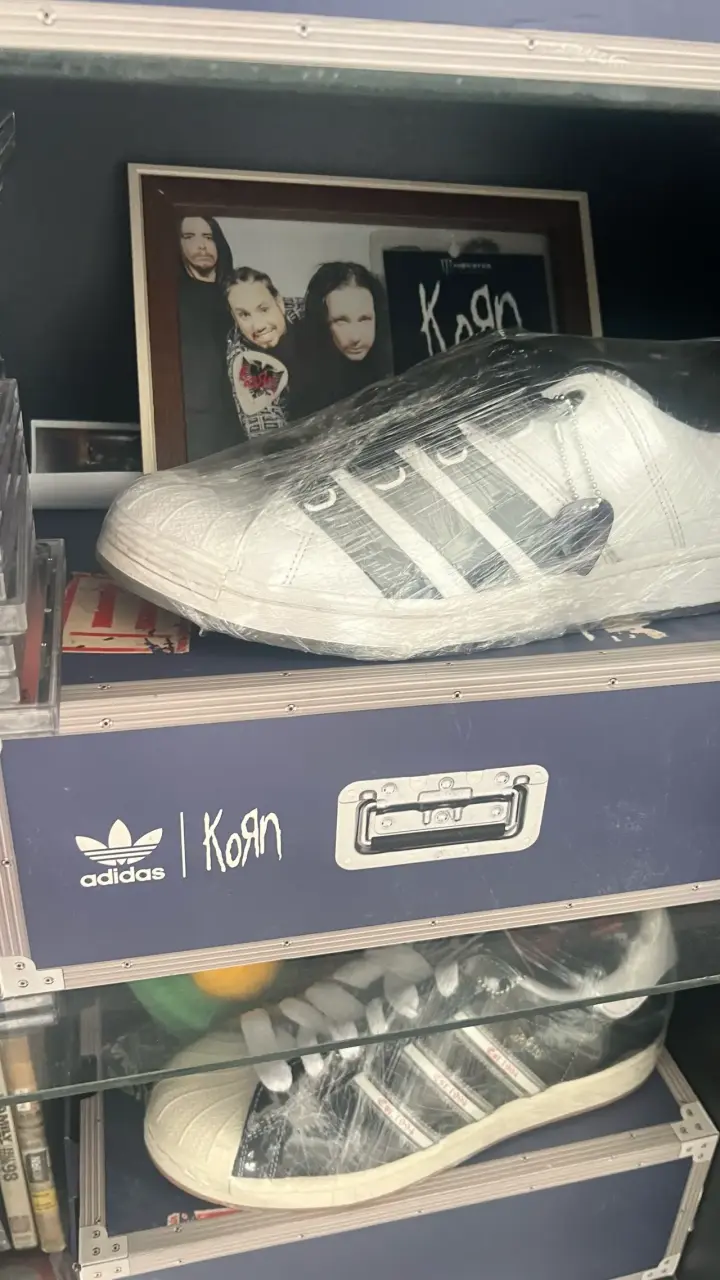 Korn x adidas consultas al Dm - 2