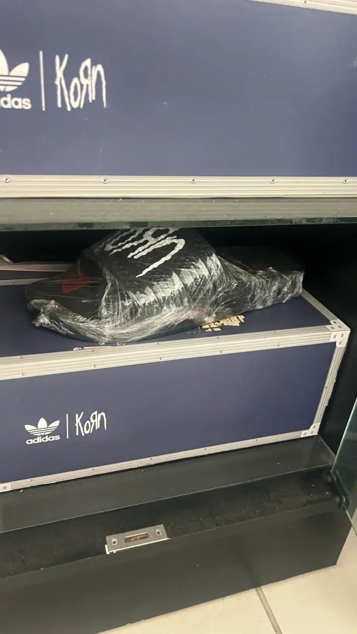 Korn x adidas consultas al Dm - 3