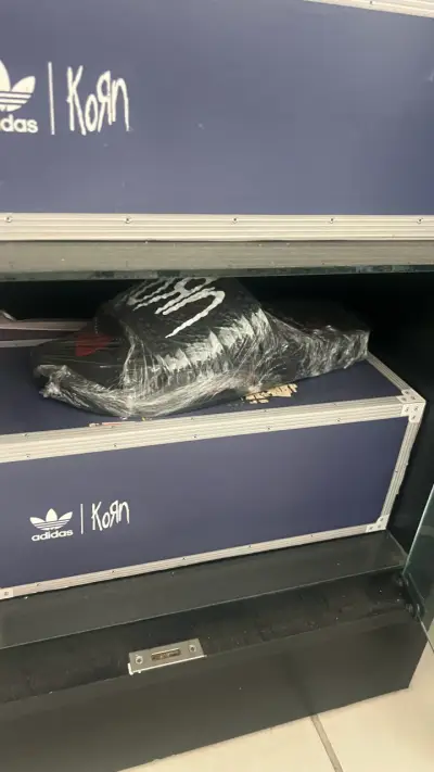 Korn x adidas consultas al Dm - miniatura 3