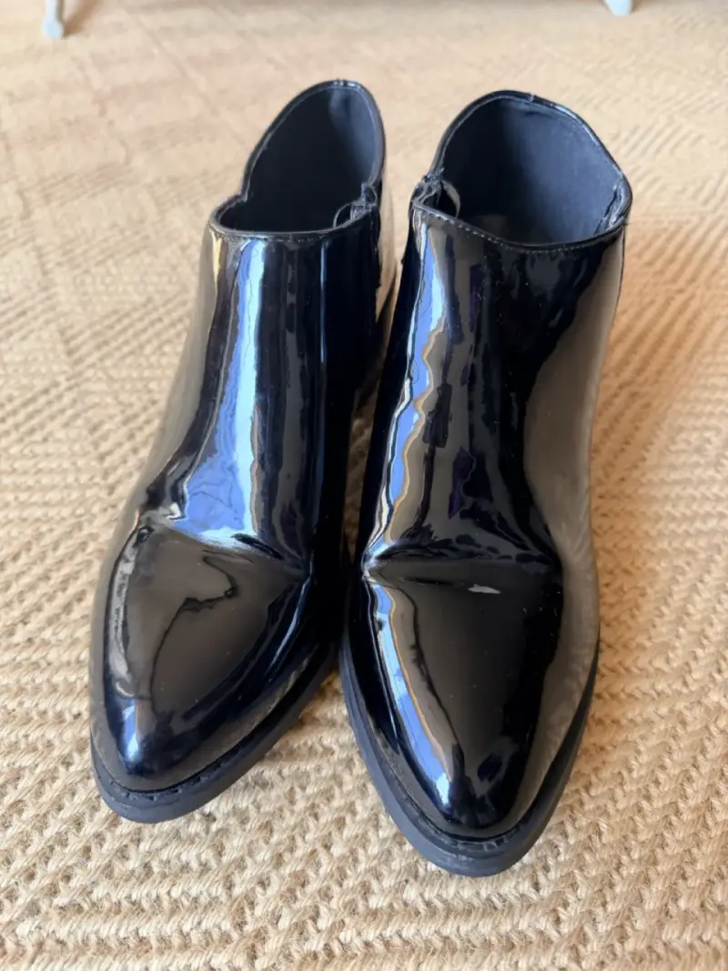Botines de charol negro con tacón - 2