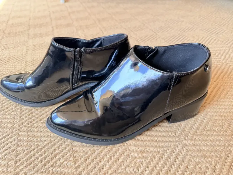 Botines de charol negro con tacón - 4