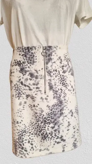 Falda corta estampado print con cierre frontal - 1