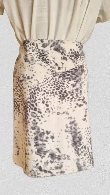 Falda corta estampado print con cierre frontal - 2