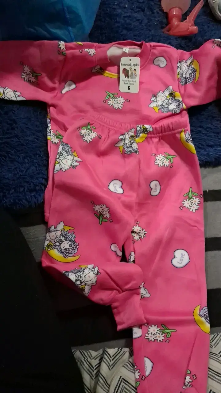 Pijama infantil rosa con estampado de ángeles