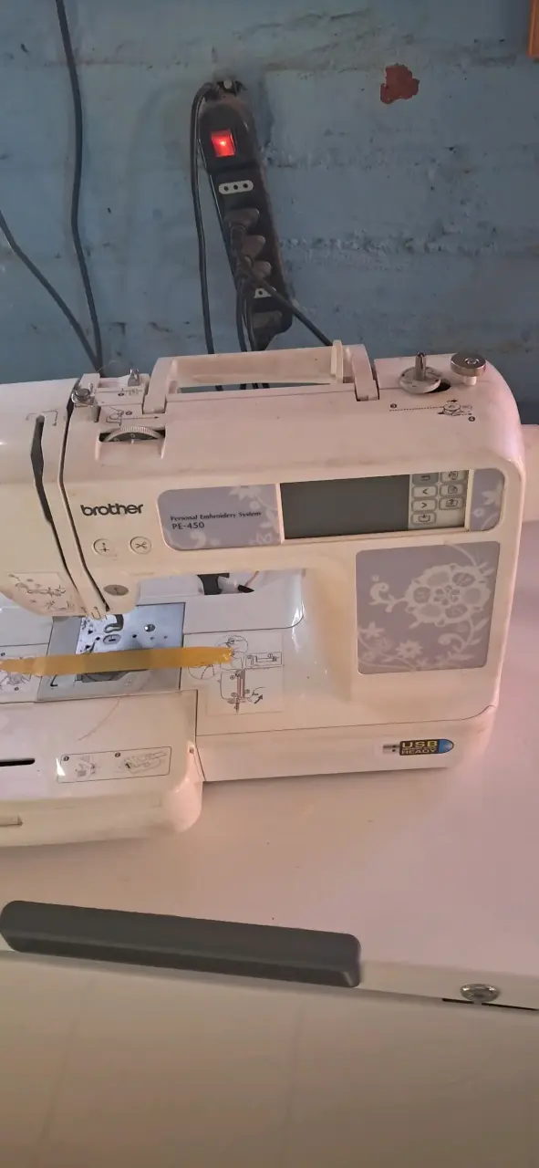 Máquina de bordar Brother PE-450 USB