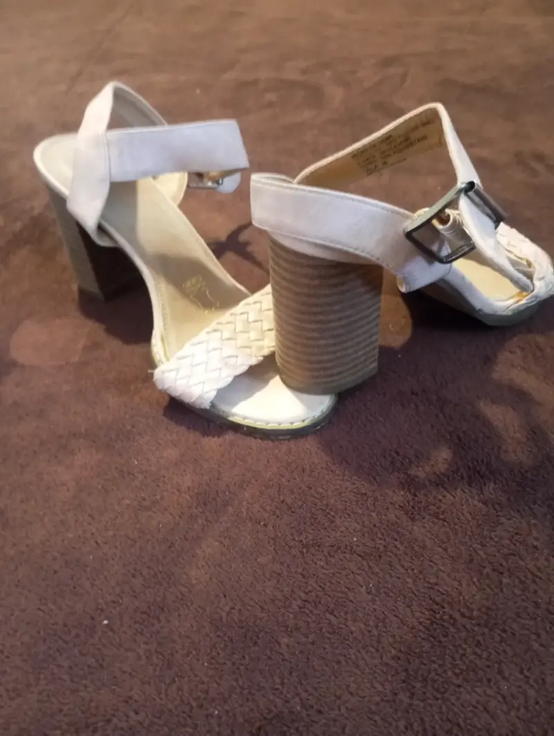 Sandalias de tacón alto blancas con hebilla - 1