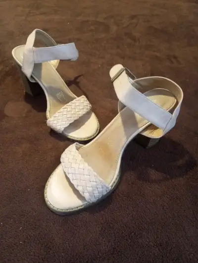 Sandalias de tacón alto blancas con hebilla - miniatura 2