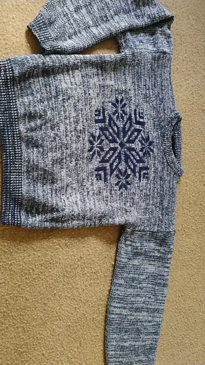 Suéter gris con diseño de copo de nieve - miniatura 1