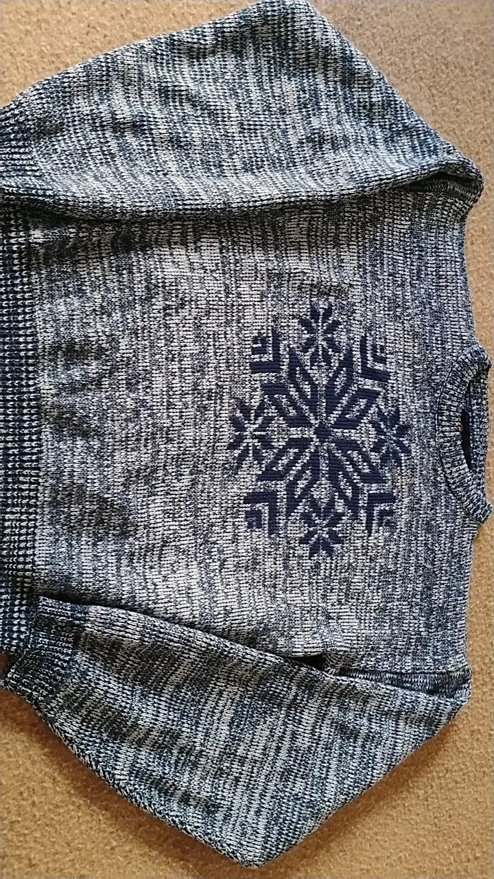 Suéter gris con diseño de copo de nieve - 2