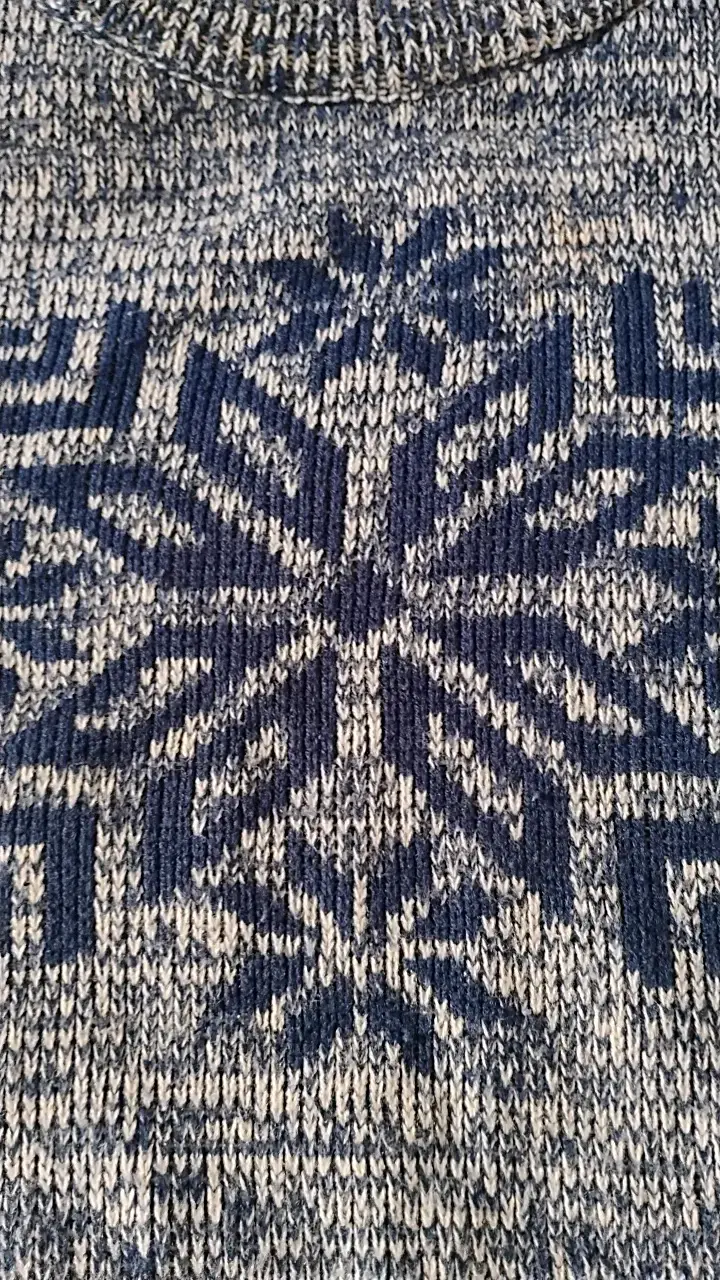 Suéter gris con diseño de copo de nieve - 3