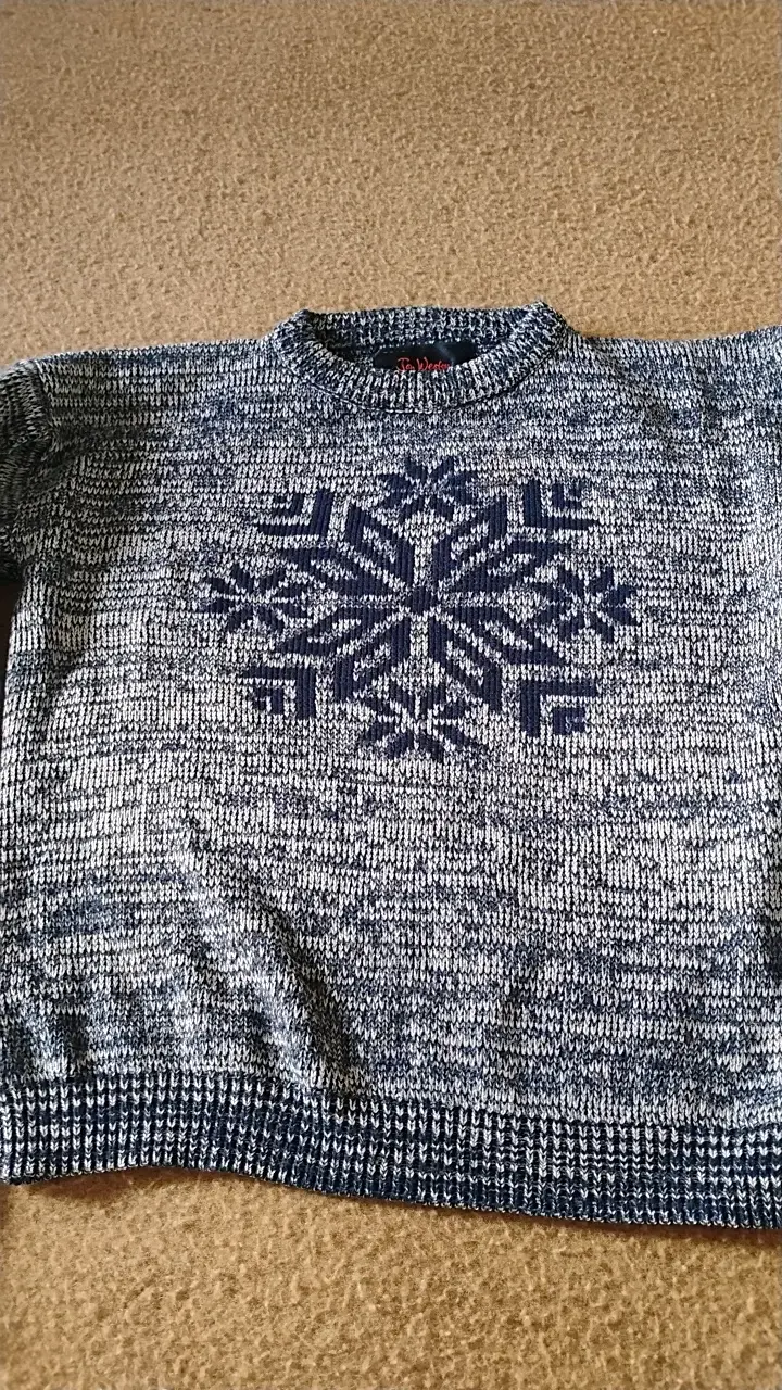 Suéter gris con diseño de copo de nieve - 4