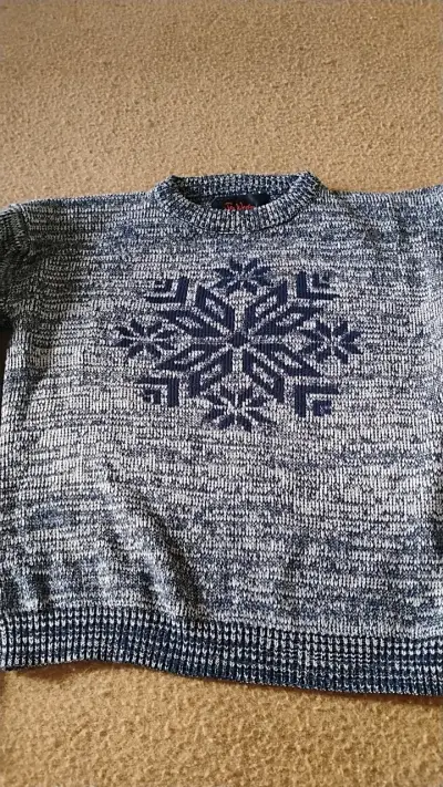Suéter gris con diseño de copo de nieve - miniatura 4