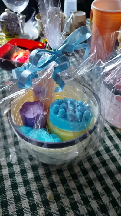 Canasta de regalo con velas aromáticas - miniatura 1