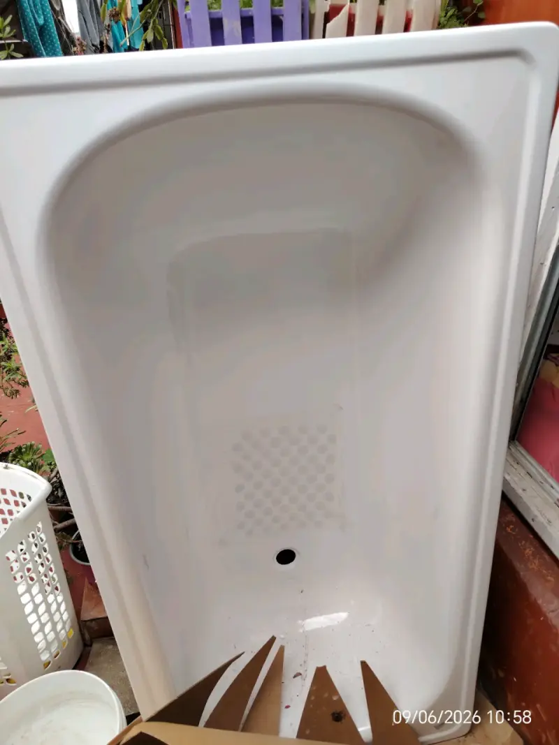 Bañera blanca de fibra de vidrio - 1