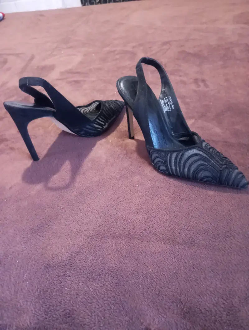 Tacones negros elegantes de mujer - 1