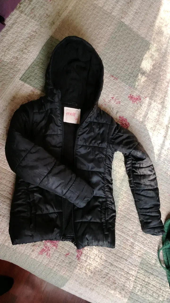 Chaqueta negra con capucha Melt