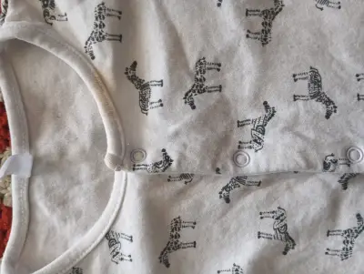 Pijama enterito para bebé con diseño de jirafas - miniatura 2