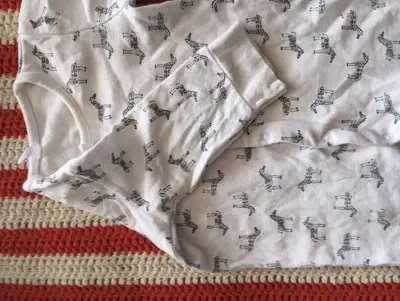 Pijama enterito para bebé con diseño de jirafas - miniatura 4