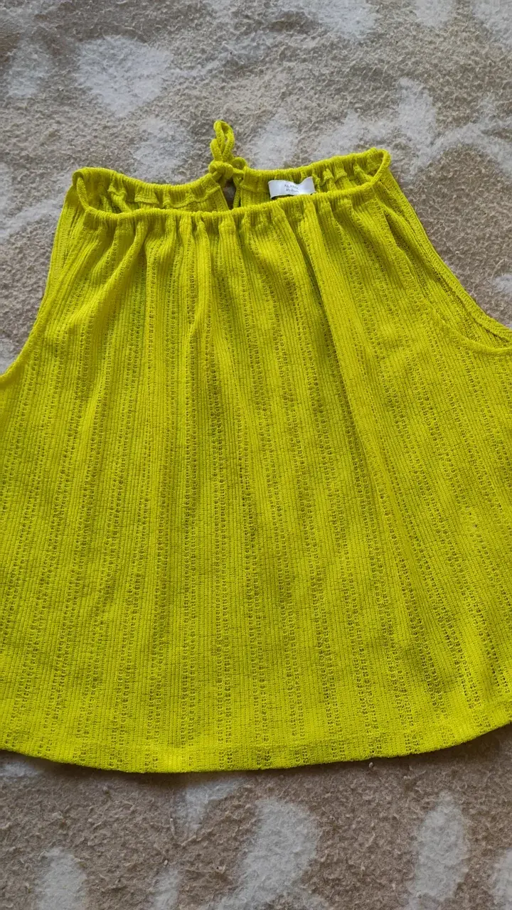 Blusa amarilla sin mangas para mujer - 1