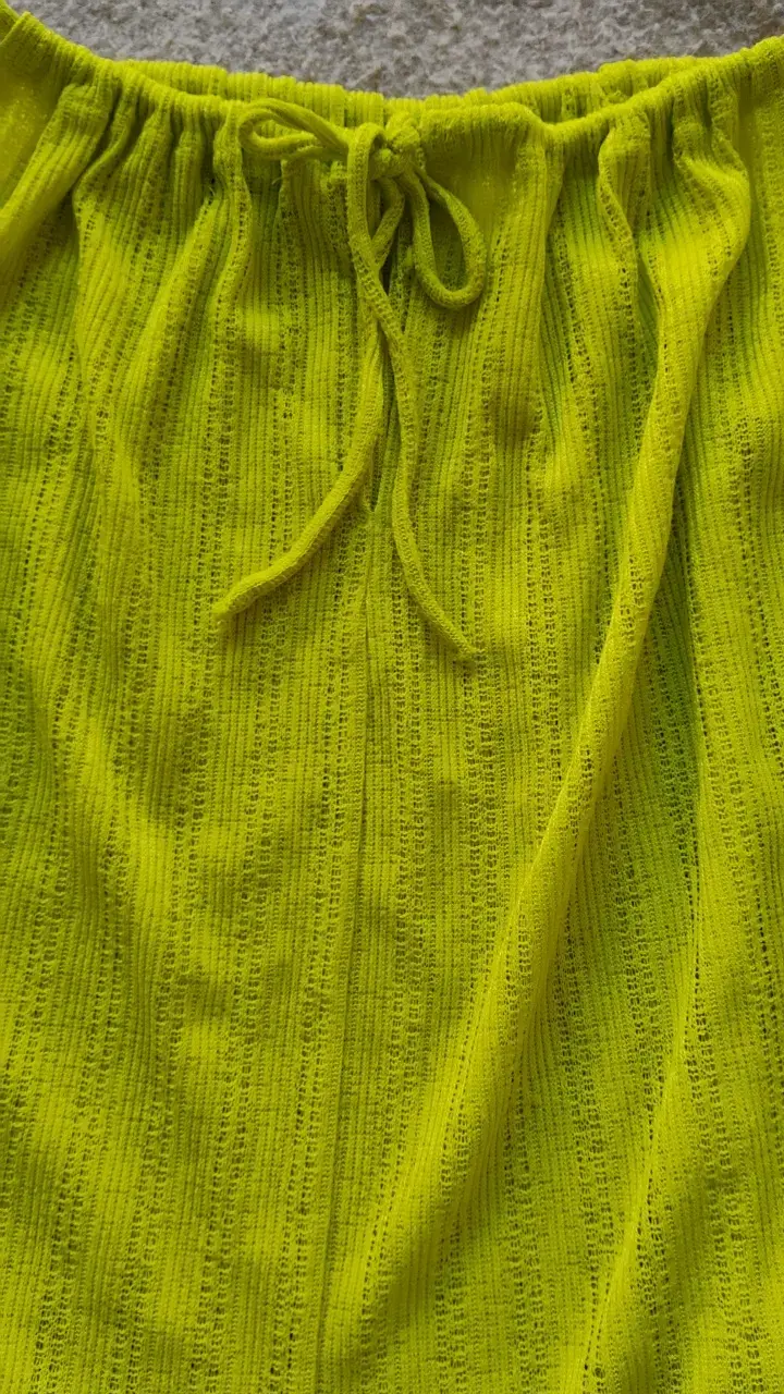 Blusa amarilla sin mangas para mujer - 3