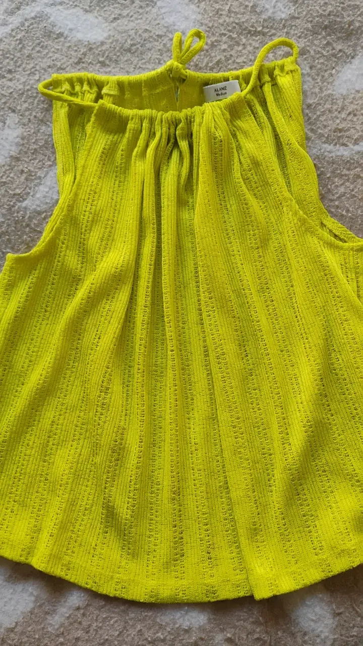 Blusa amarilla sin mangas para mujer - 4