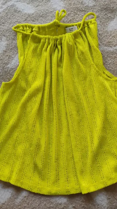 Blusa amarilla sin mangas para mujer - miniatura 4