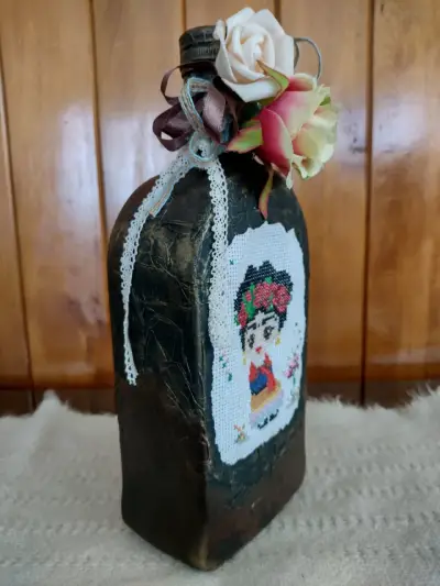 Botella decorativa con bordado Frida Kahlo - miniatura 3