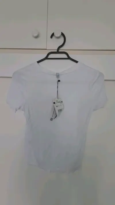 Polera blanca con estampado 'Girl' - miniatura 2