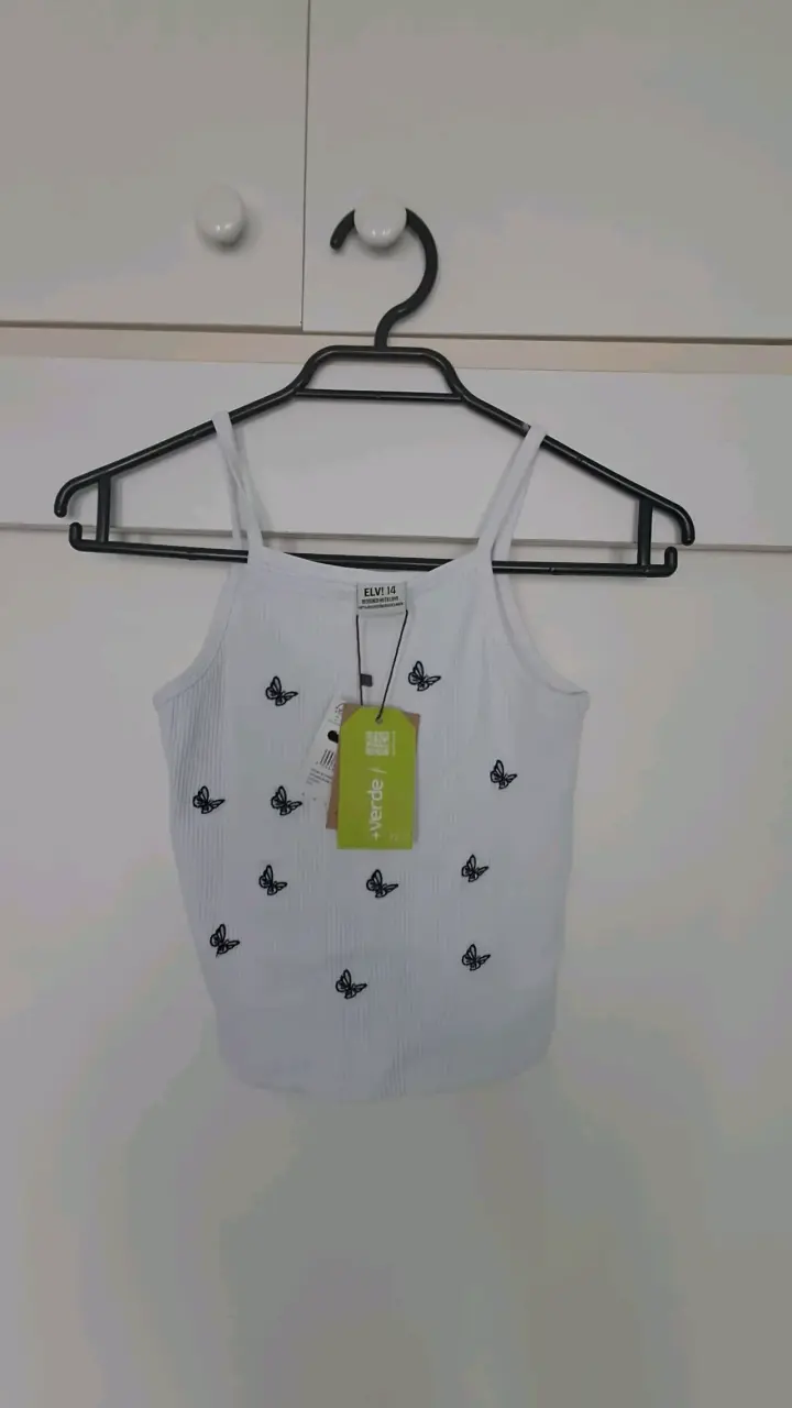 Top blanco con mariposas bordadas - 1