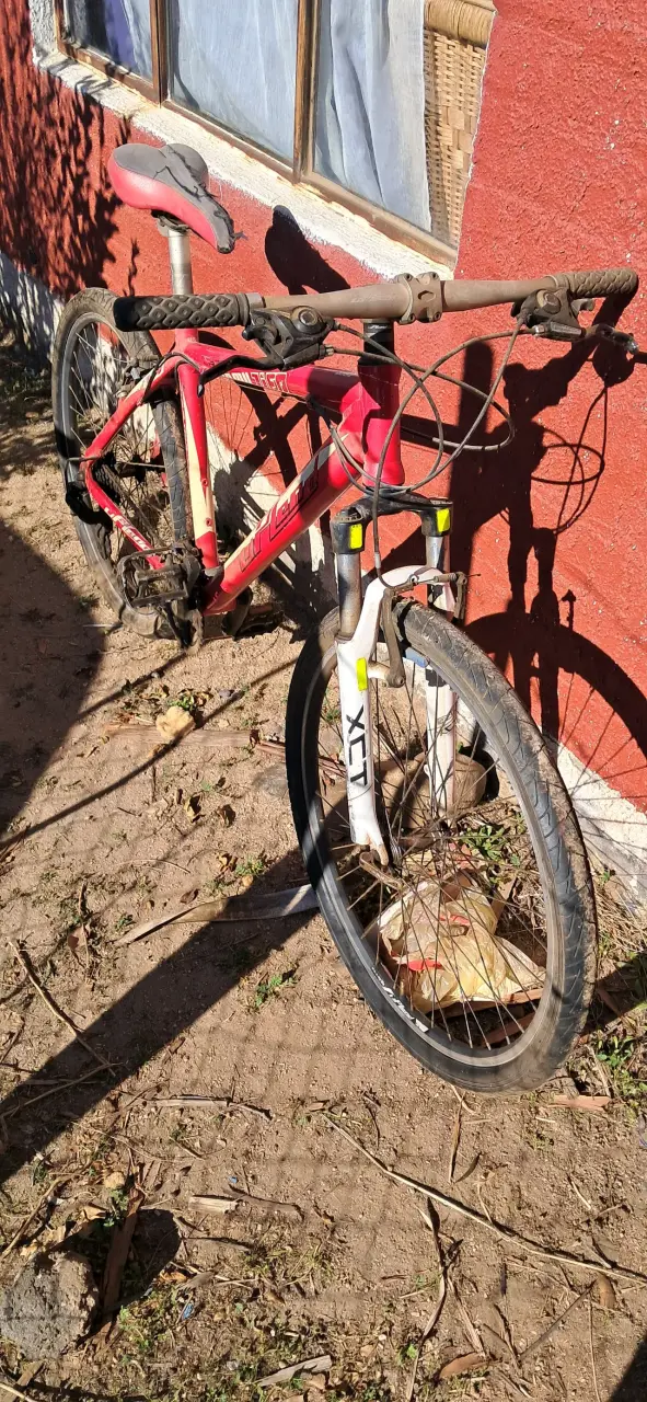 Bicicleta MTB roja con suspensión delantera