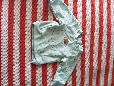 Polerón infantil verde con flechas - miniatura 1