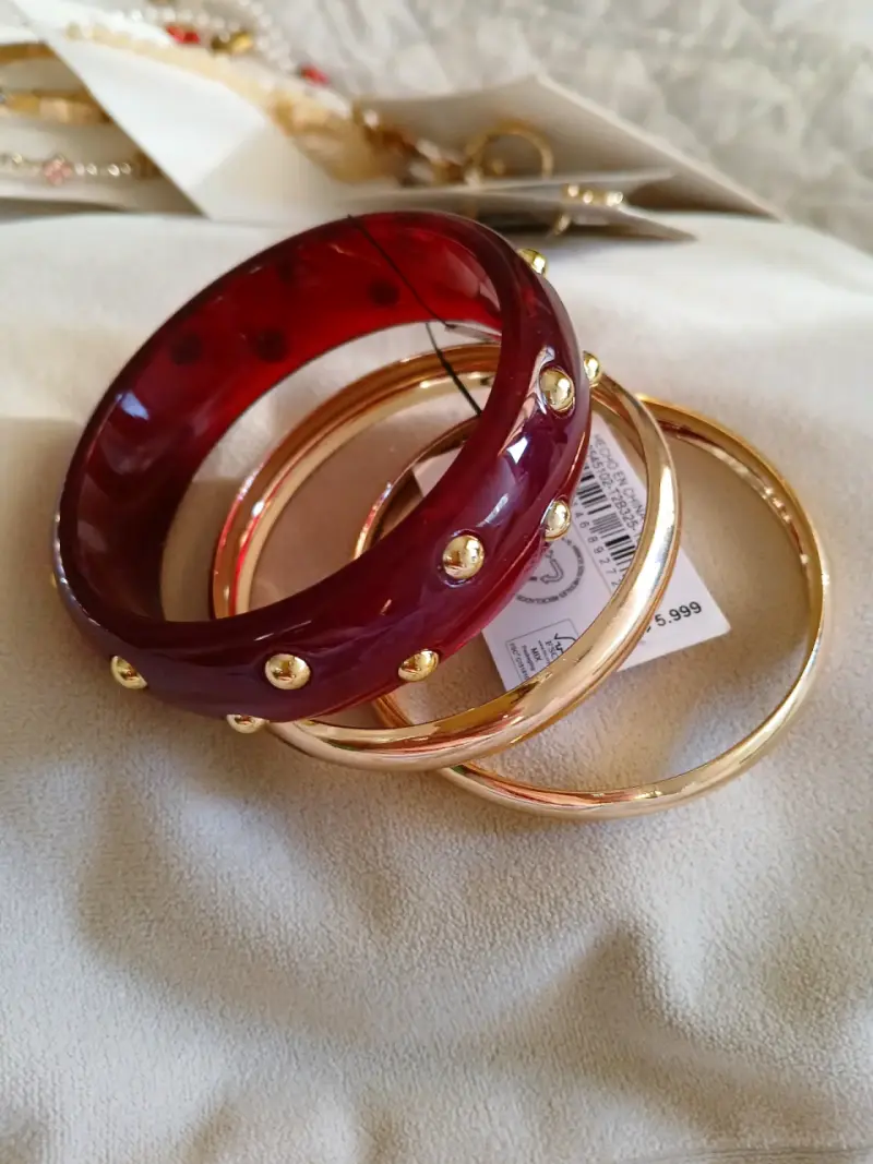 Set de pulseras doradas y burdeos