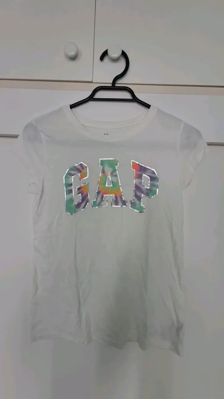Polera blanca GAP con logo colorido - 1