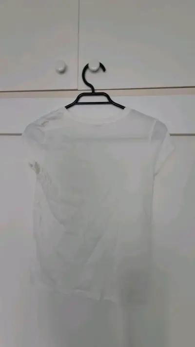Polera blanca GAP con logo colorido - miniatura 2
