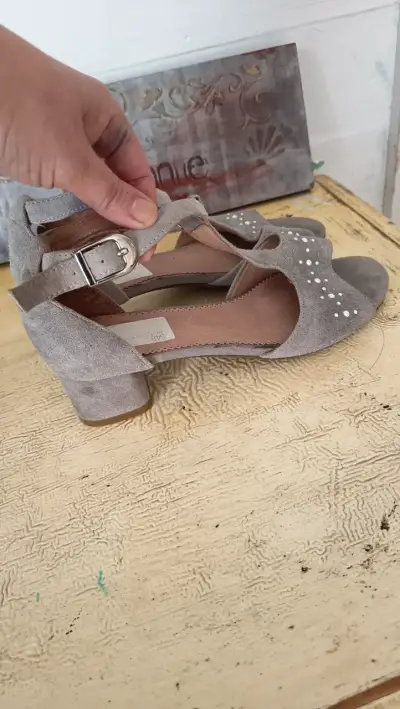 Sandalias de gamuza gris con tacón alto - miniatura 1
