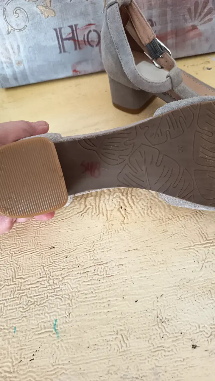 Sandalias de gamuza gris con tacón alto - 4