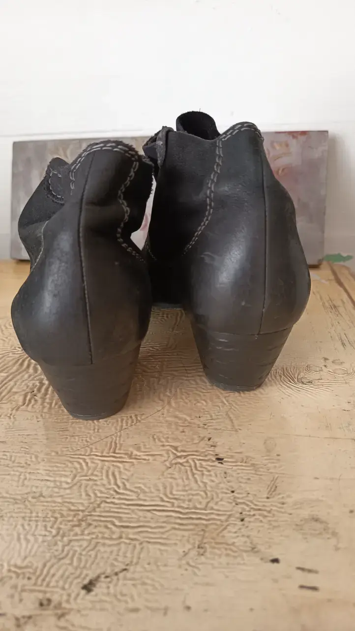 Botines de cuero negro con tacón bajo - 2