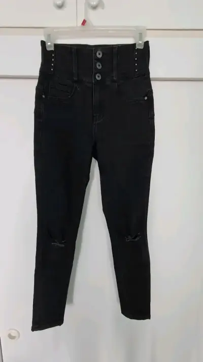 Jeans negros de tiro alto con botones - miniatura 1