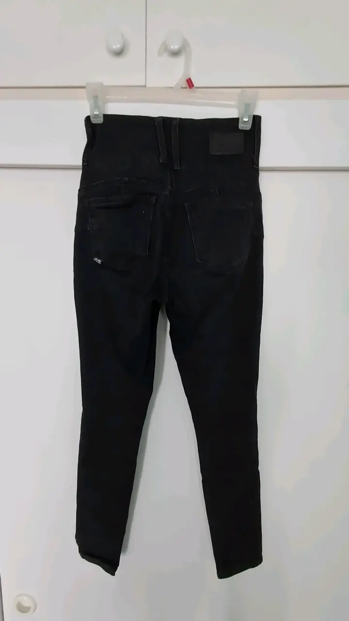 Jeans negros de tiro alto con botones - 2